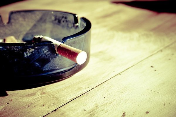 Quels sont les avantages d'avoir un cendrier pour le fumeur ?